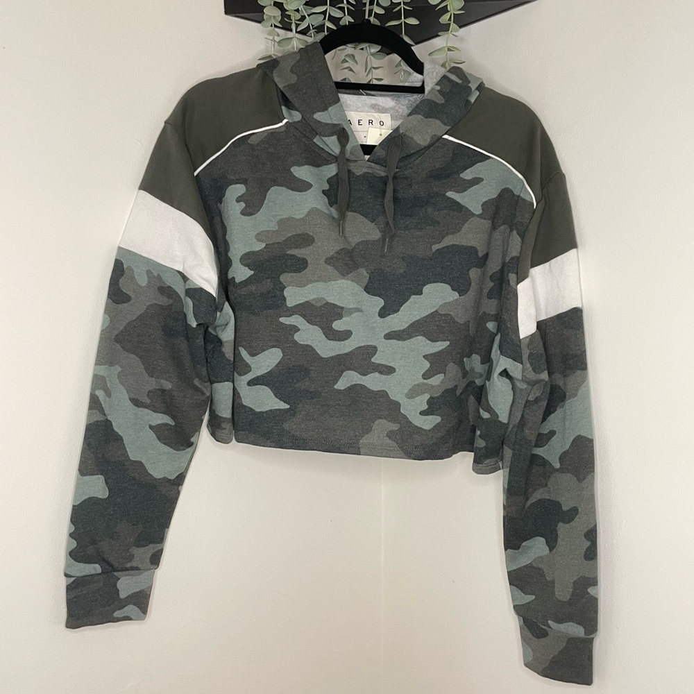 Aero Camo Colorblock Cropped Pullover Hoodie in Size Medium